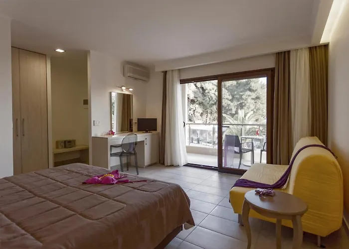 Lagomandra Beach Hotel ホテル
