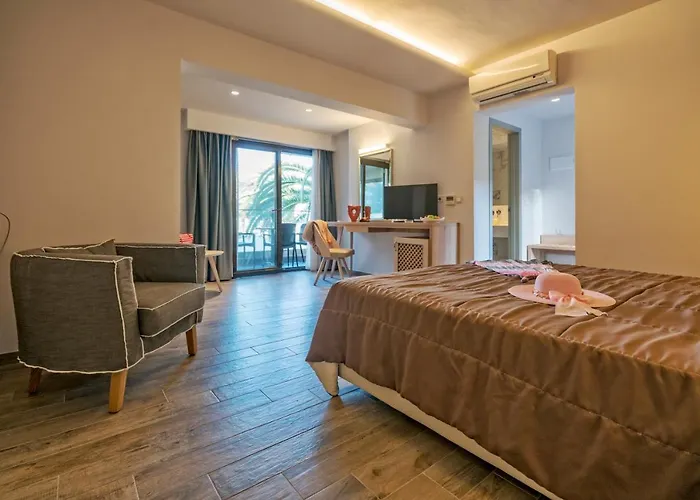 Lagomandra Beach Hotel ホテル ラゴマンドラ