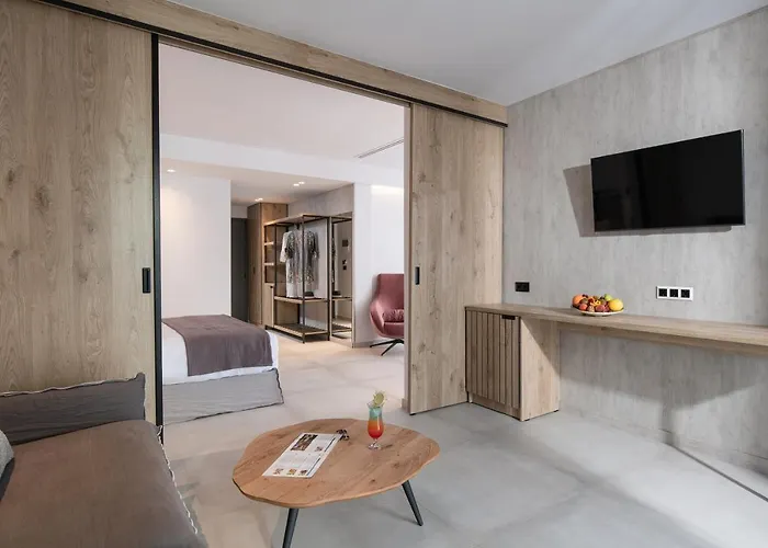 Lagomandra Beach Hotel ホテル