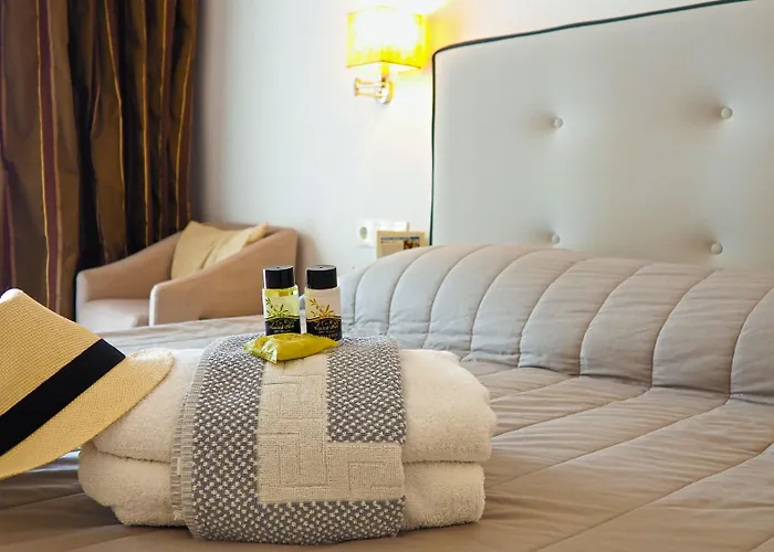 Lagomandra Beach Hotel ホテル 4*
