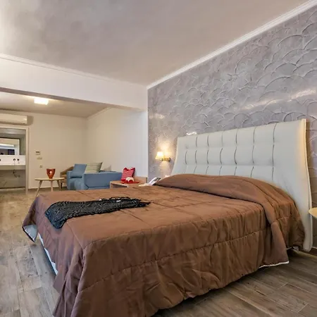 Lagomandra Beach Hotel