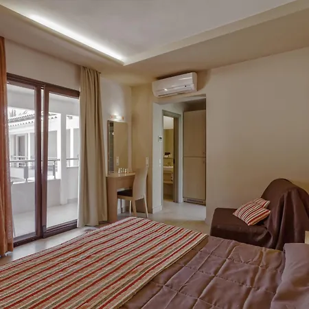 Lagomandra Beach Hotel 拉戈曼德拉