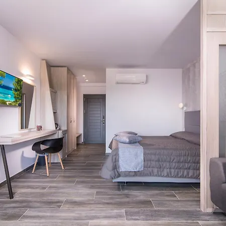 Lagomandra Beach Hotel