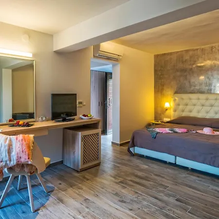 Lagomandra Beach Hotel